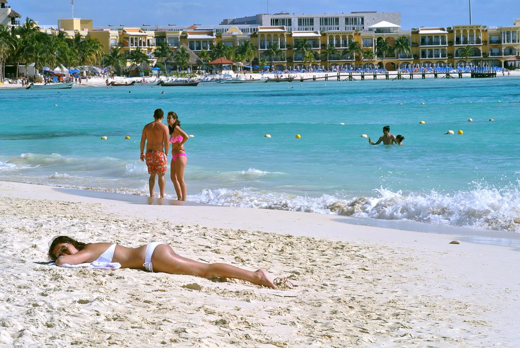Asoleandose en Playa del Carmen