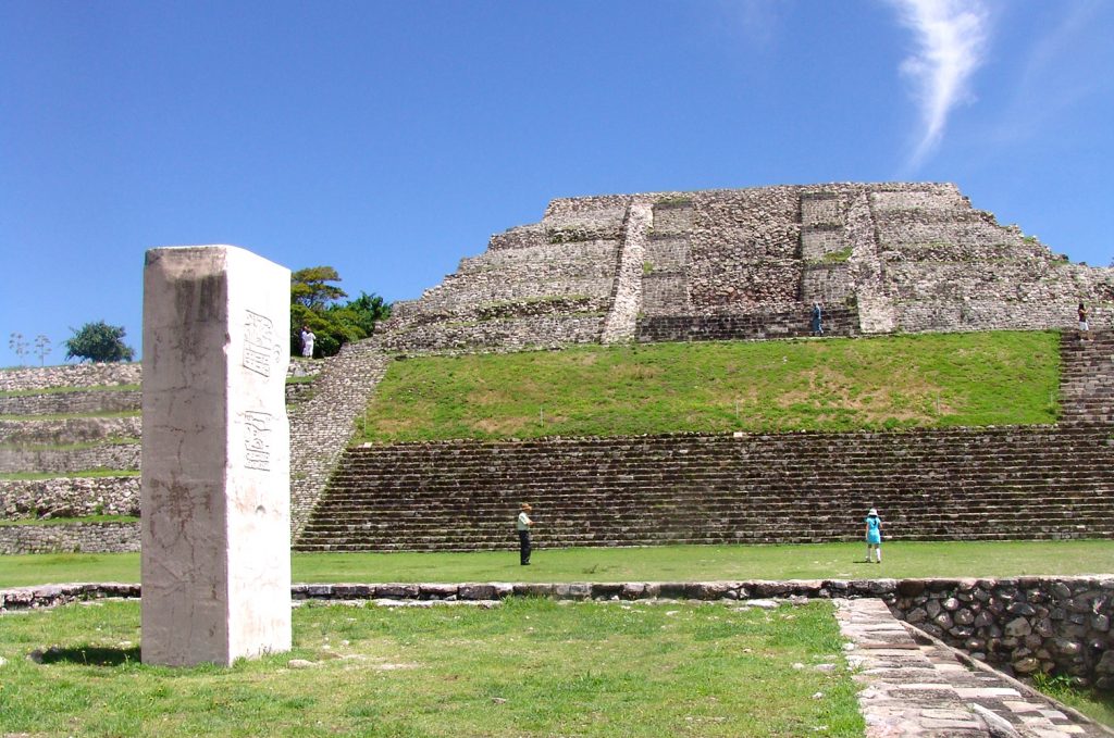 Estela de los dos glifos Xochicalco