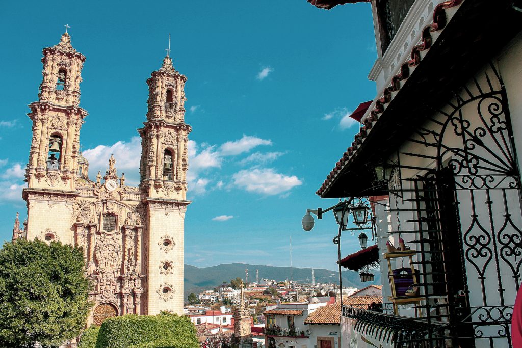Santa Prisca desde un balcón en Taxco Guerrero