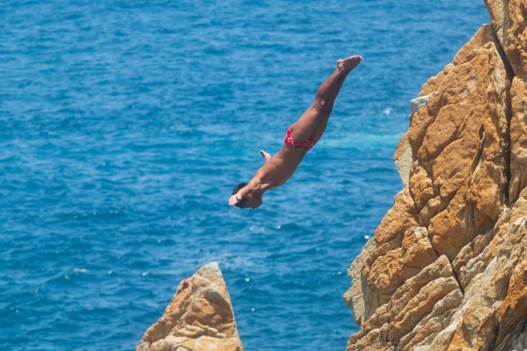 Clavadista en la quebrada de Acapulco