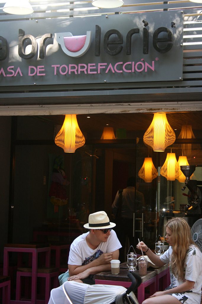 Tomando café en la Quinta avenida