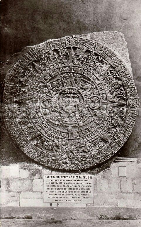 La piedra del sol a un costado de la Catedral Metropolitana