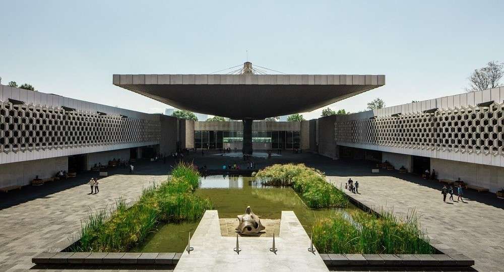 Patio exterior del Museo Nacional de Antropologia