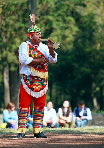 Traje del volador de Papantla
