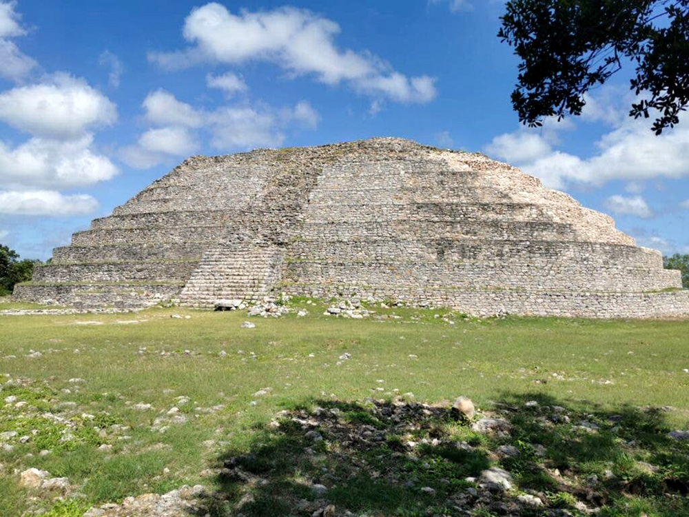 Piramide maya en Izamal