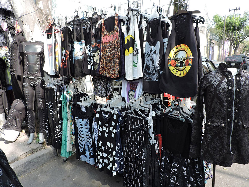Puesto de ropa en El Chopo